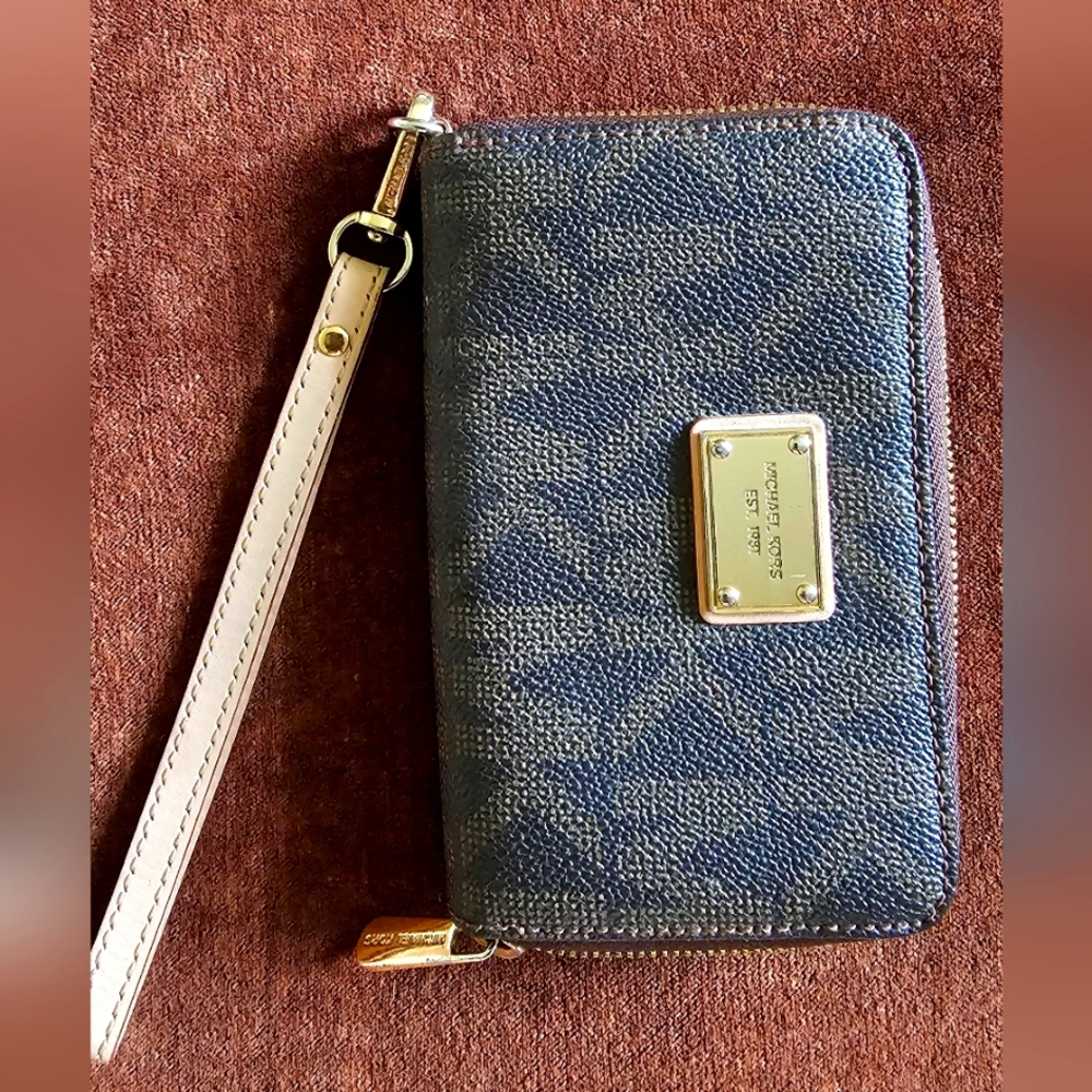 Michael Kors wristlet